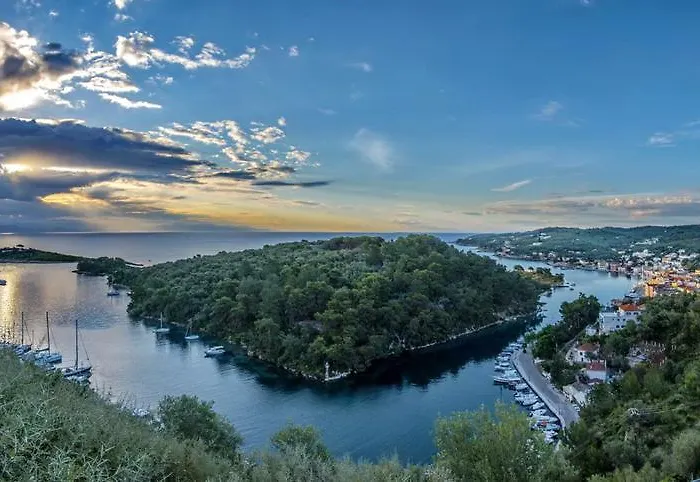 Avra Tatil Evi *